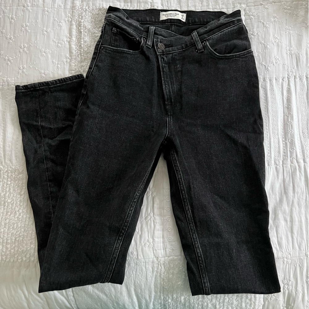 [Abercrombie & Fitch] Ultra High Rise 90s Straight Jean w/ criss cross waistband